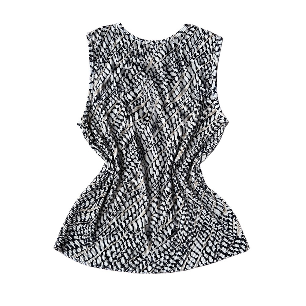 Plissé Black & White Textured Sleeveless Tank - Picture 2 of 5